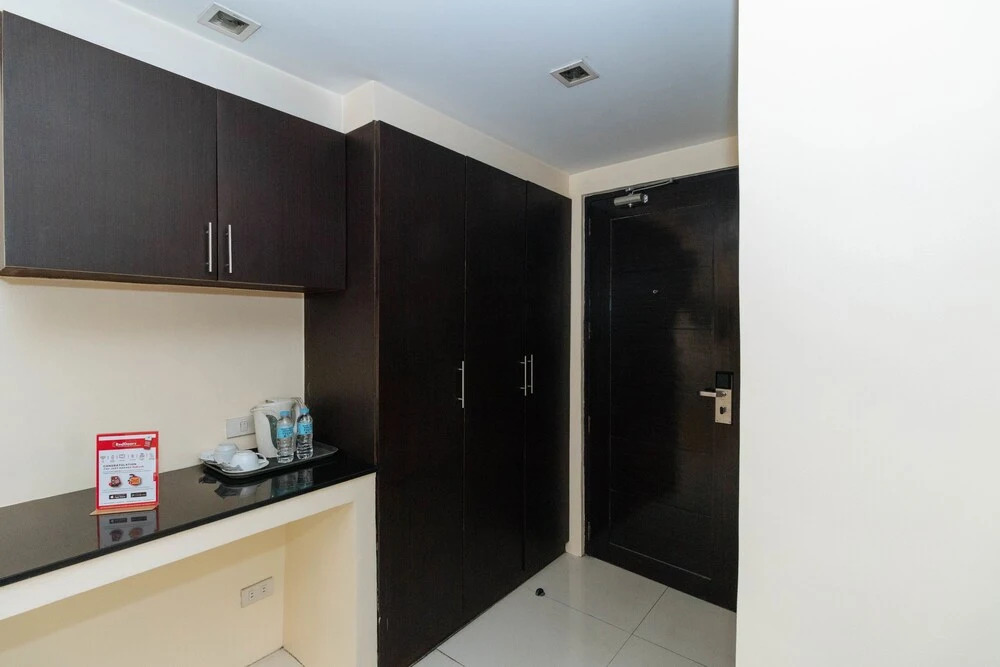 RedDoorz near Quezon City Circle