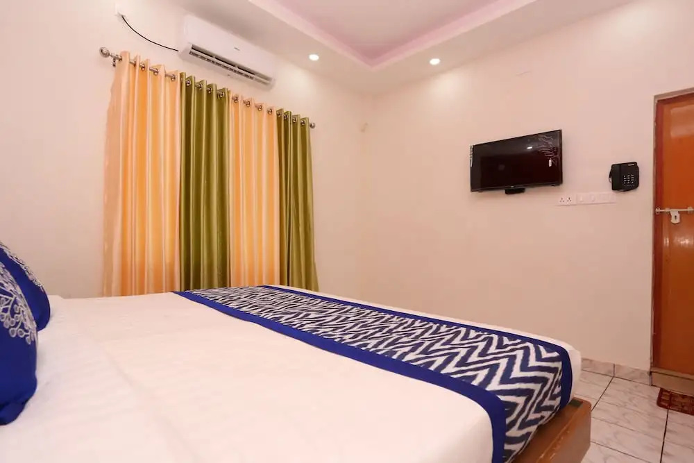 OYO 9651 Hotel Anugraha Inn