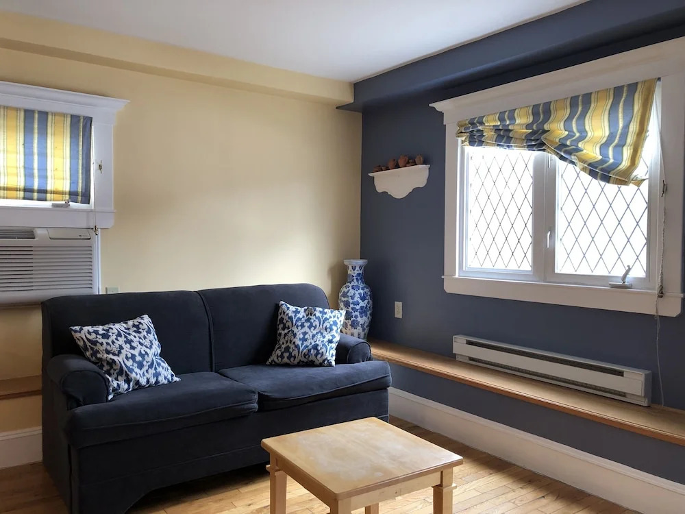 Leaside Manor