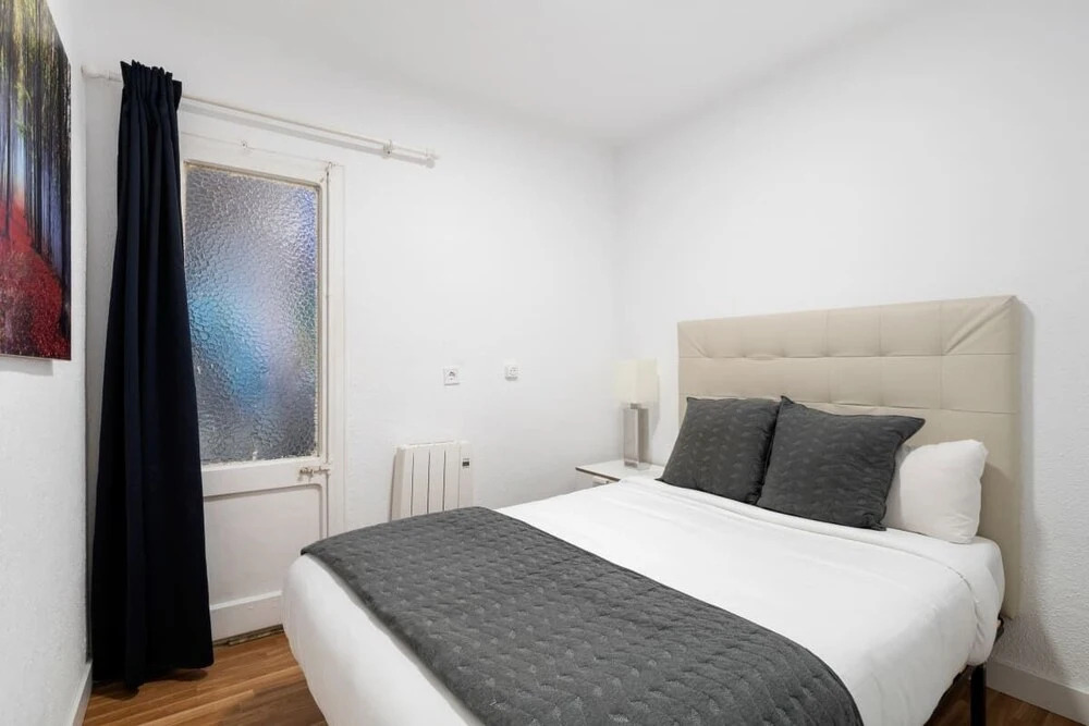 Design 2 Bedroom Flat Next to Pubilla Cases Metro