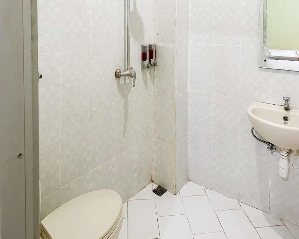 Global Inn Syariah Mitra RedDoorz near Juanda T1 Airport