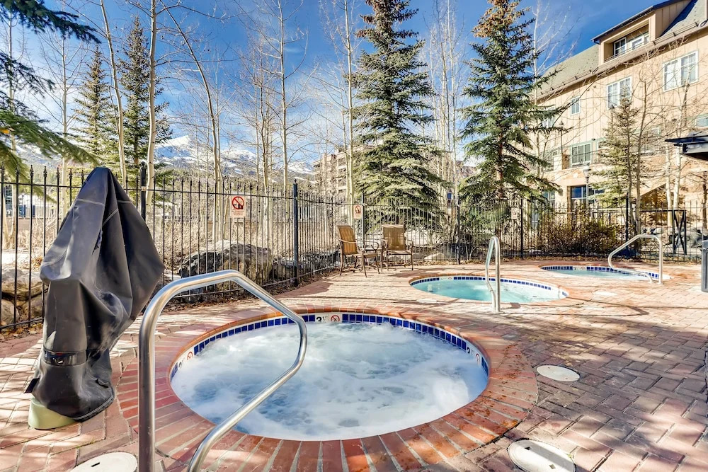 Luxury Water House Ski W/ Pool & Hot Tubs 3 Bedroom Condo