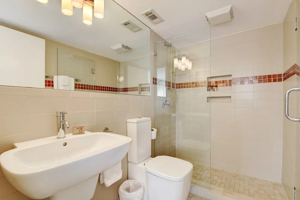 2BR 2 5BA Stunning Townhouse in Downtown Austin by RedAwning