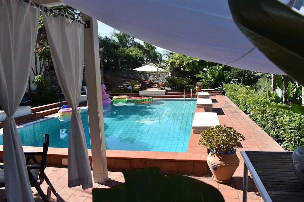 Stunning Villa With Private Pool Chlorine-free and Jacuzzi