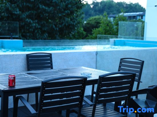 Yunqiyu Residence has a Starry Sky Pool Designer, Meishu (Anji Longwangshan Canyon Drifting Shop)