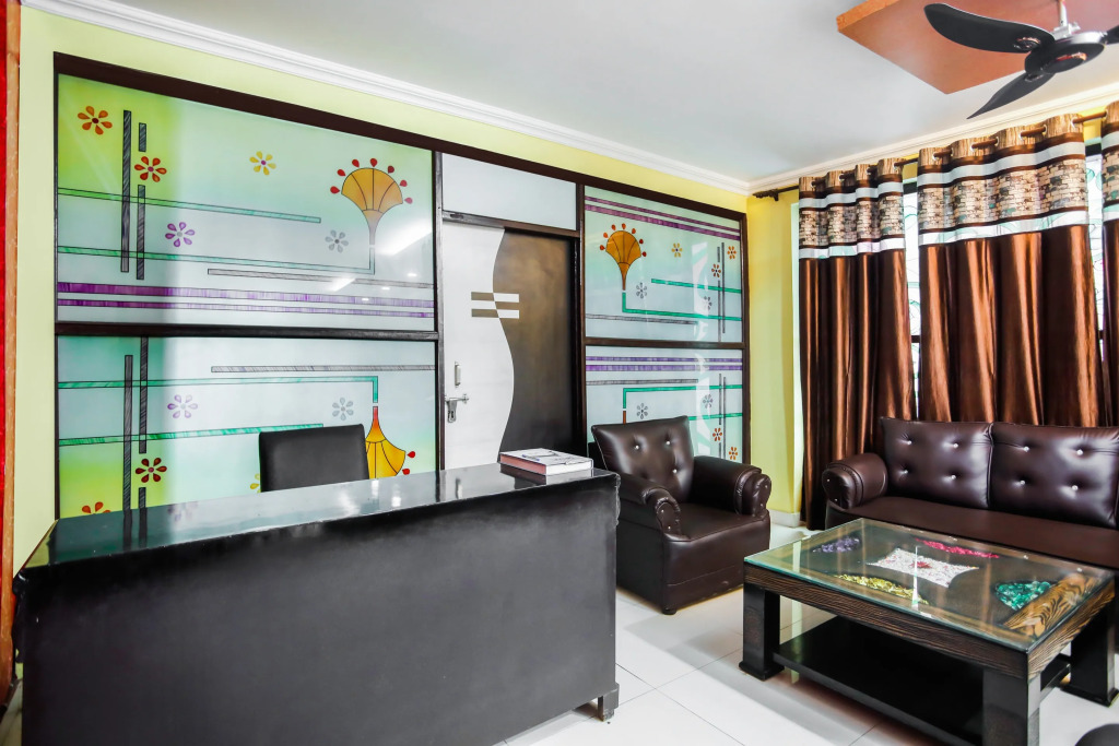 SPOT ON Hotel Harrys 1 Near Select Citywalk Mall