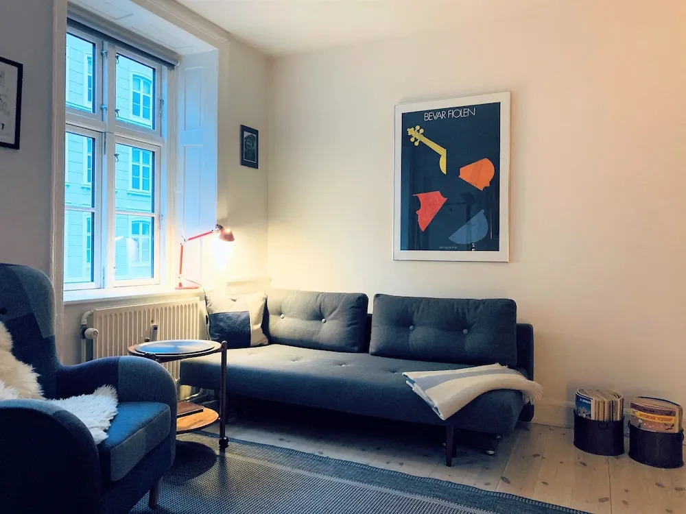 1 Bedroom Apartment near Queen 200 - 1