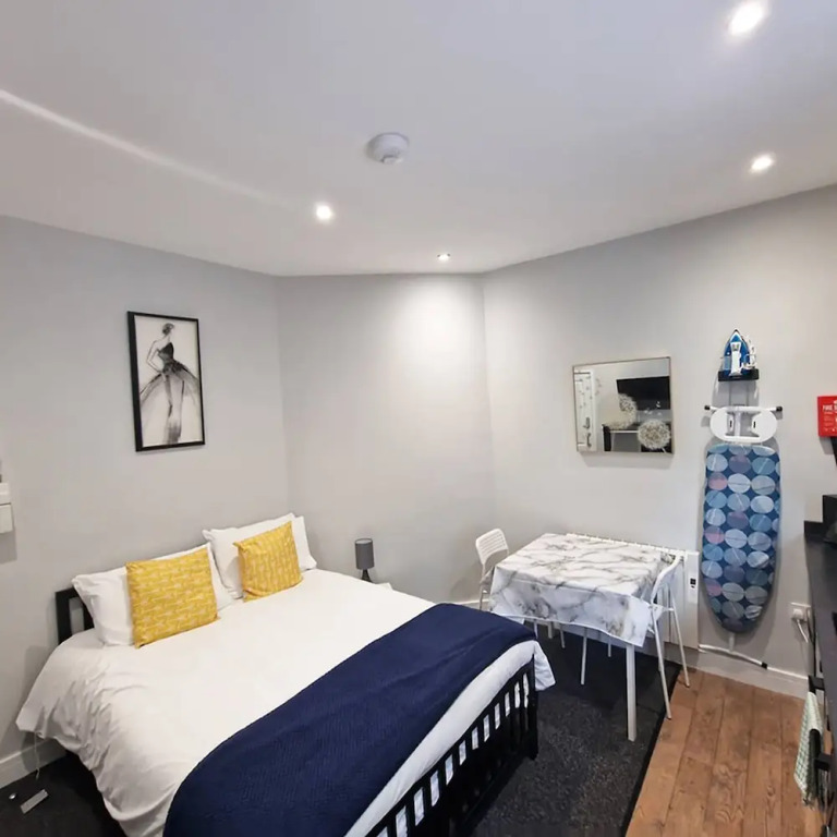 Budget studio apartment ensuite shower & parking
