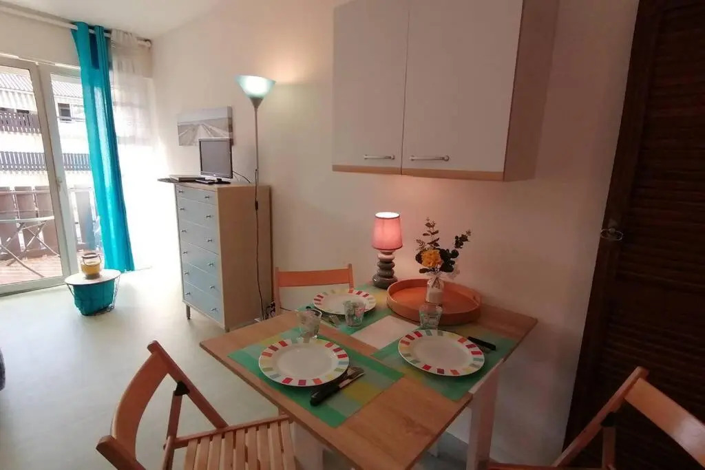 agréable studio avec terrasse à150m de la plage