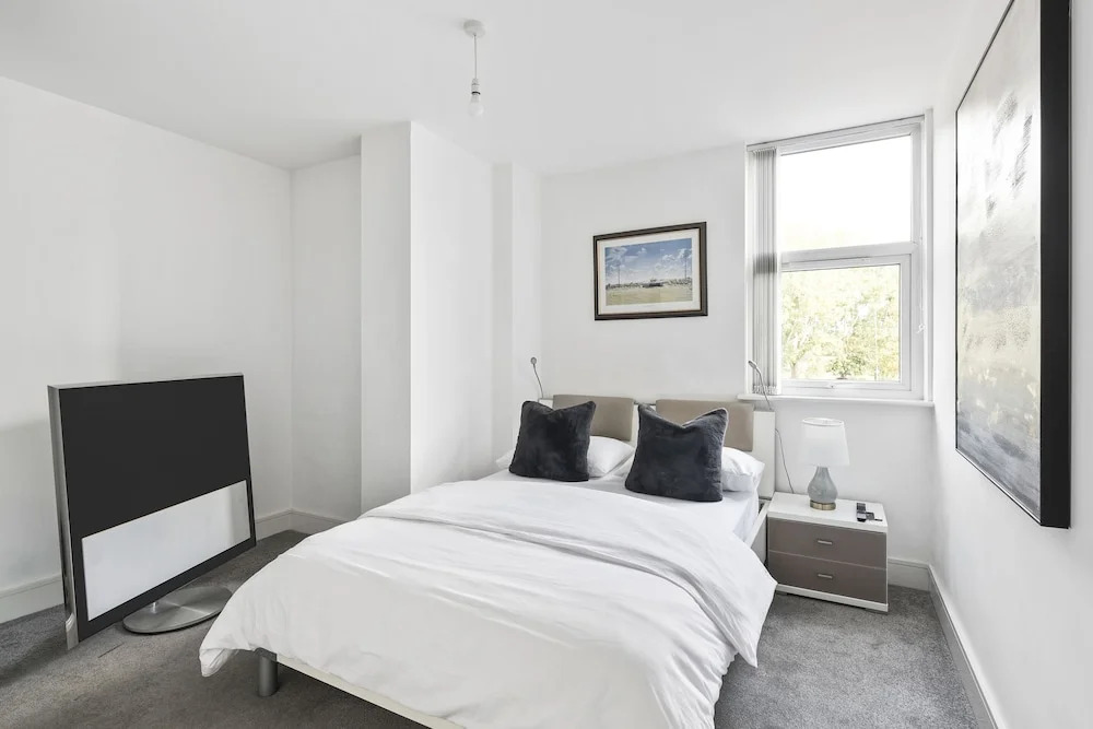 Luxurious 2 Bedroom Apartment With Free Parking