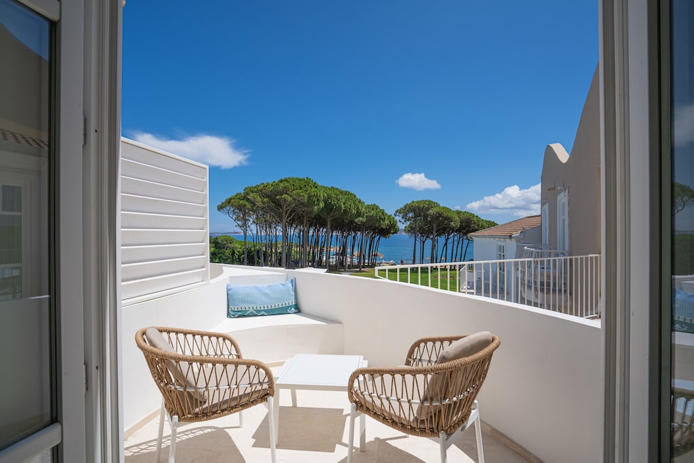 Hotel with swimming pool in Conca Verde just 100 mt from the sea