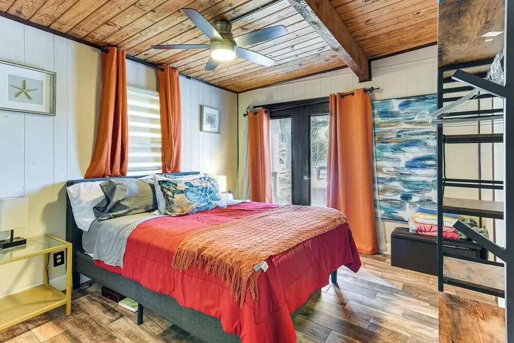 < 1 Mi to Beach! Galveston Gem w/ Outdoor Oasis