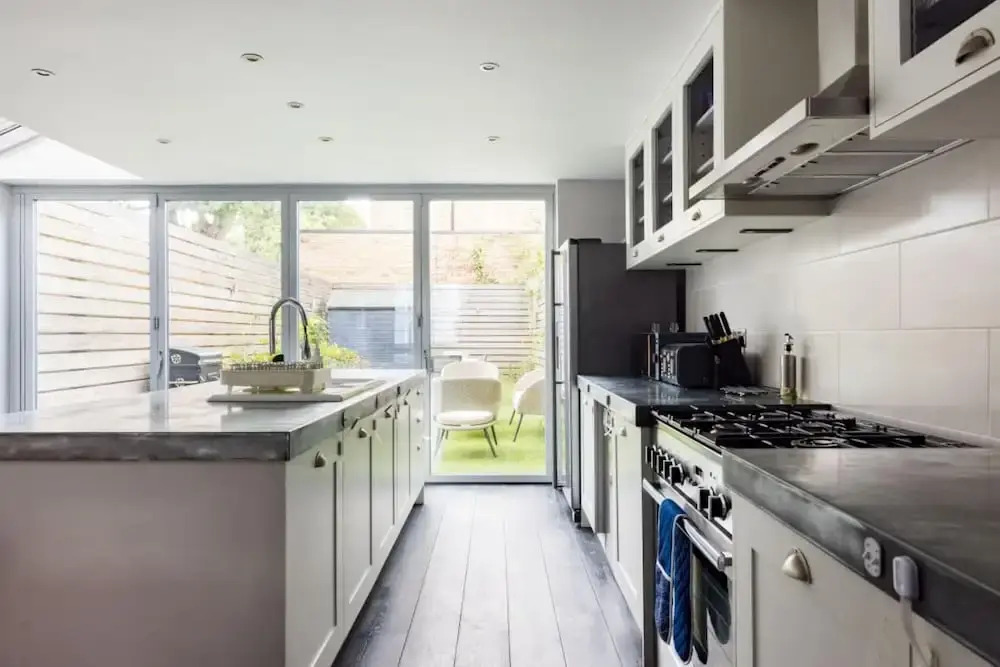 The Clapham Classic - Stylish 5bdr Family Home With Garden, London