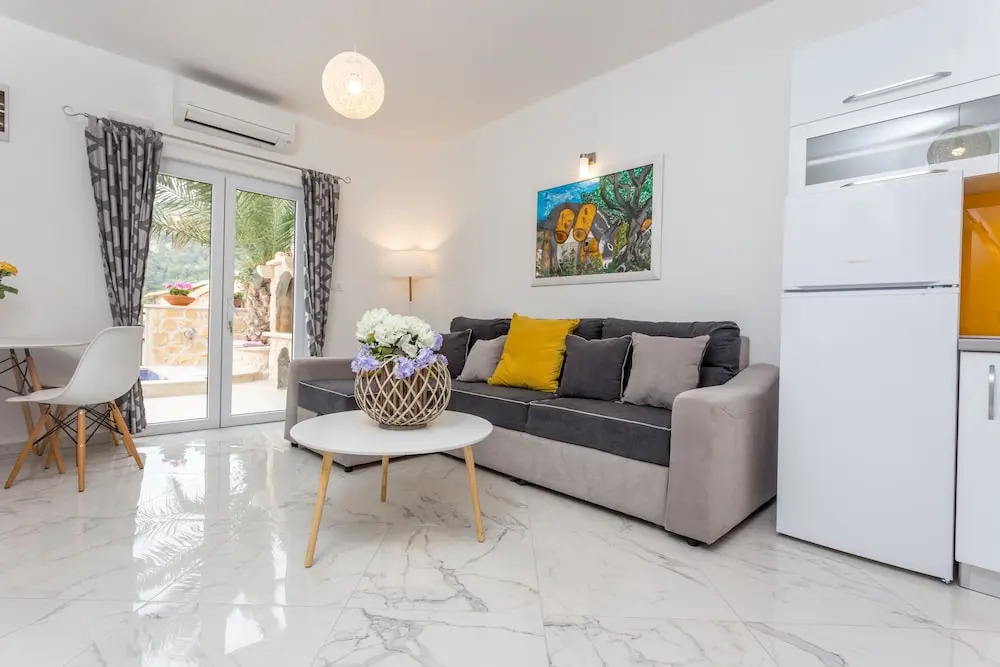 Villa Capitis in the Centre - Deluxe Apartment with Swimming Pool