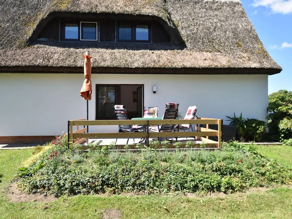 Quaint Apartment in Pepelow near Sea