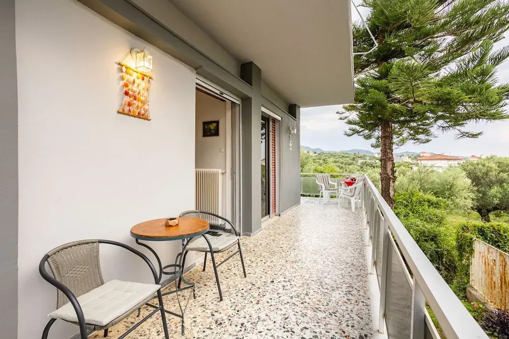 Seaside Family Haven - Avia's Spacious Getaway
