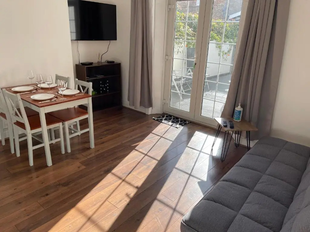 Spacious 2-bed Apartment With Free Parking