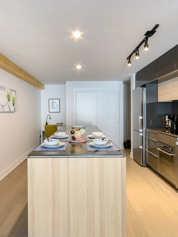 Gorgeous 1BR Sleeps 4 in Griffintown
