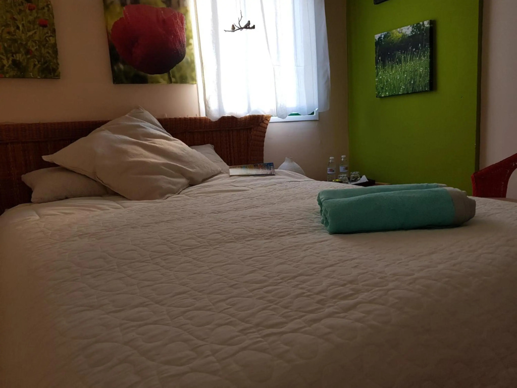 THE POPPIES Suite with Charm 100m Ocean! - Free Welcoming Cava - Smart TV - Mini Bar - Coffee & Tea
