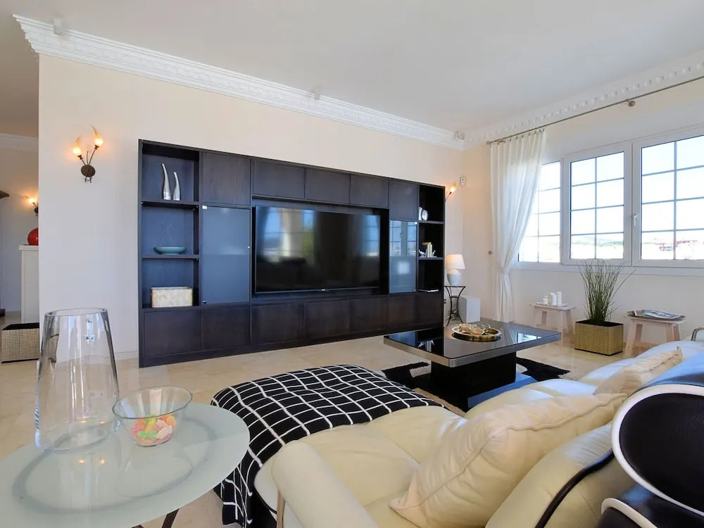 Gorgeous Villa in Benalmádena with Hot Tub & Pool