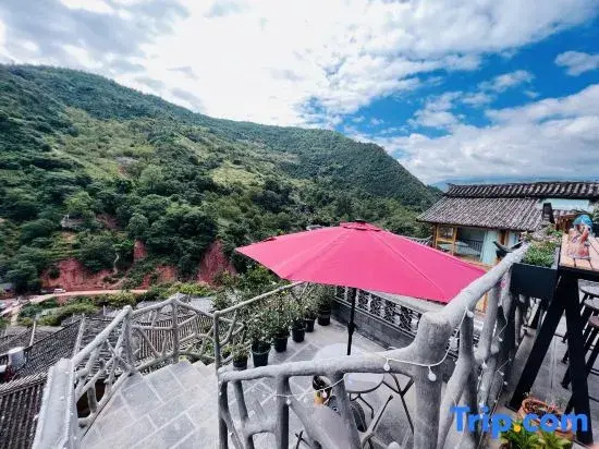 Nuodeng Banshan Courtyard Chinese Inn