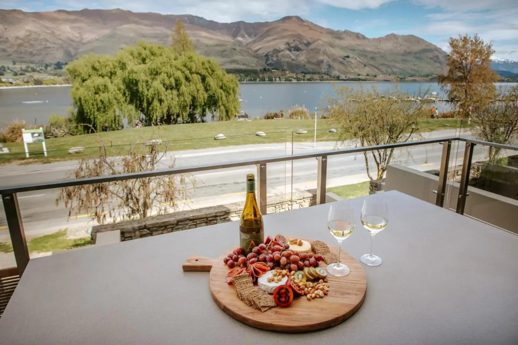 Lake Edge - Sleeps 6 - Centrally Located - Lake & Mountain Views