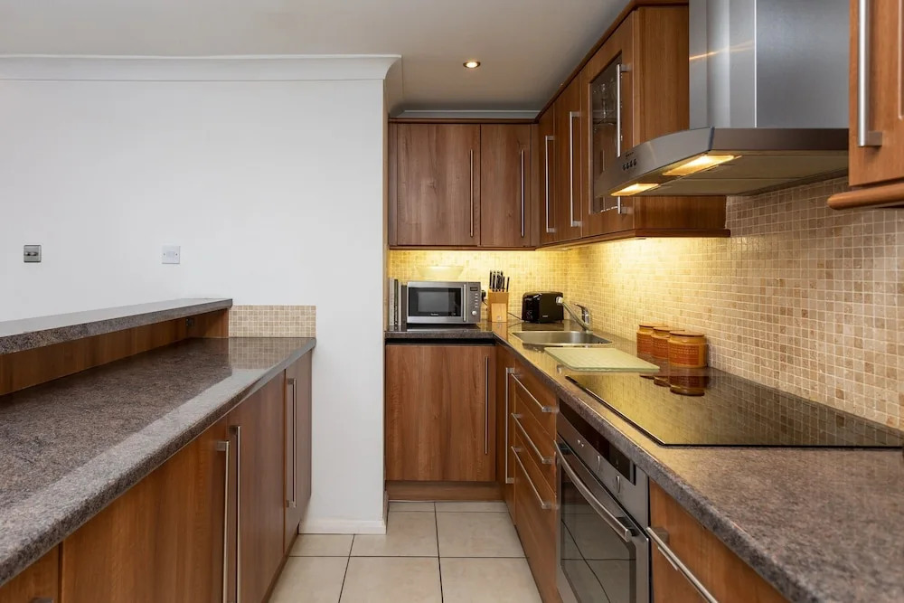 2 Bedroom Apartment With River Views Near Canary Wharf and City
