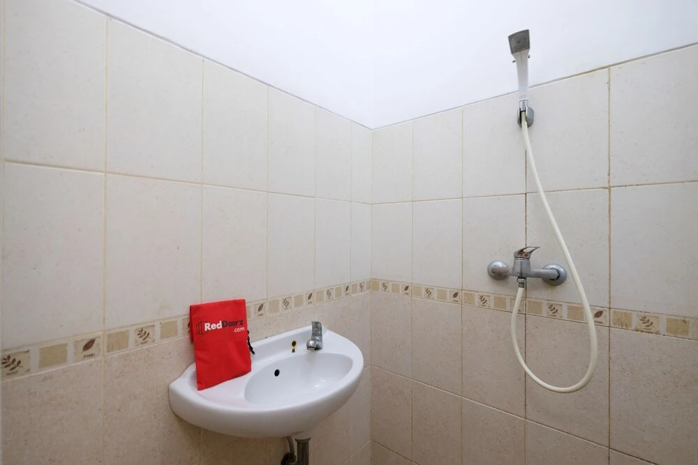 RedDoorz Plus near Simpang Lima