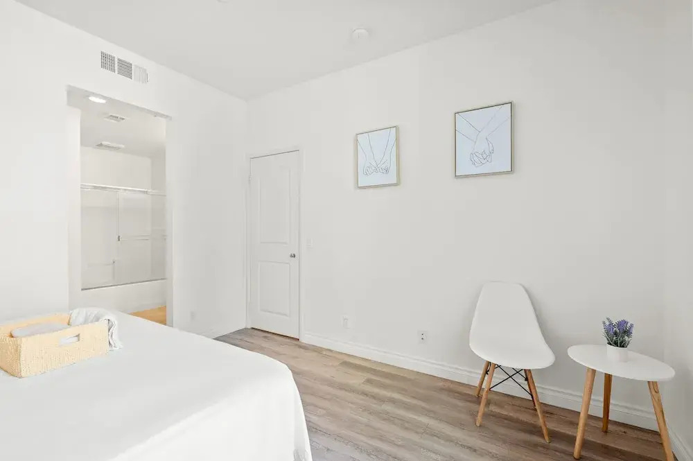 Private Entry Cozy Suite w Patio Bath Kitchenette