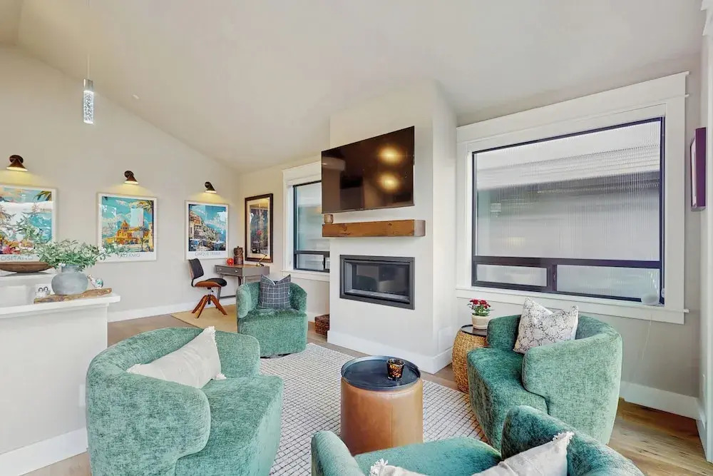 1 BR Home w/ Gas Fireplace & Puget Sound Views