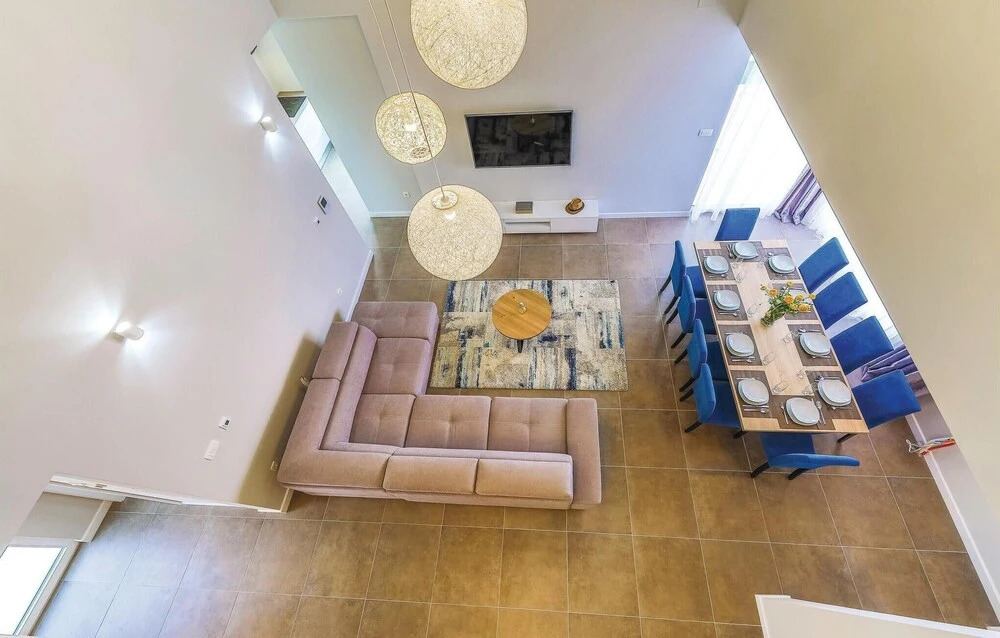 Five-Bedroom Holiday Home In Kastel Kambelovac