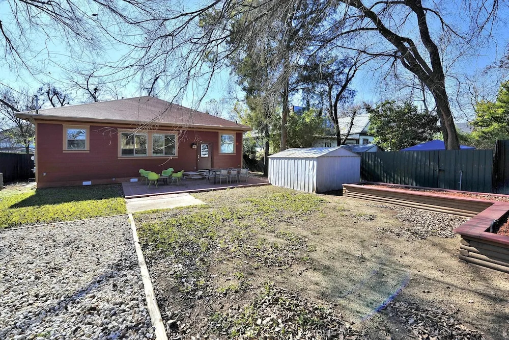 Stylish 3BR in Austin by RedAwning