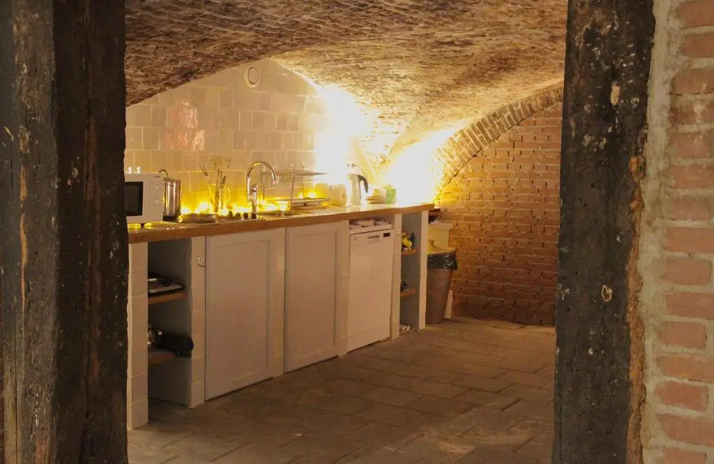 Top-notch space along canal in historic centre