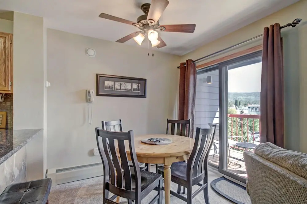 Bright Scenic Studio Walk To Ski And Apres-ski - Sleeps 4 Studio Bedroom Condo by RedAwning