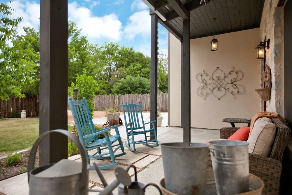 NEW Luxury One Block to Main St With Hot tub and Fire pit
