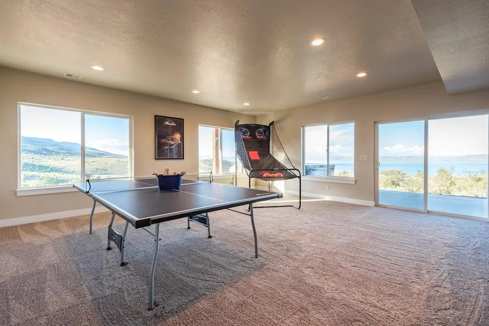 Floor to Ceiling Lake Views - Perfect Family Getaway