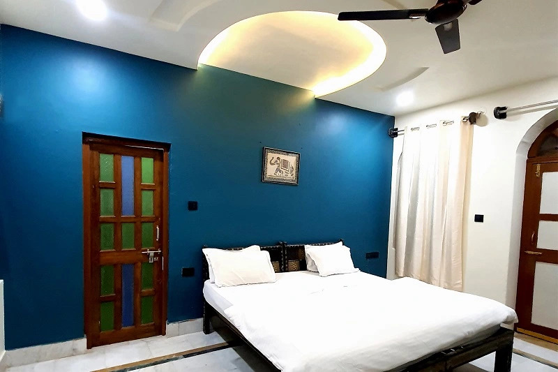 OYO 9933 Hotel Meera Mahal