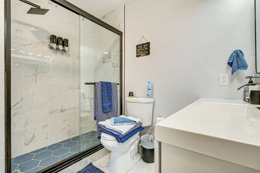 3 Mi to Usf: Chic Home w/ Yard in Tampa!