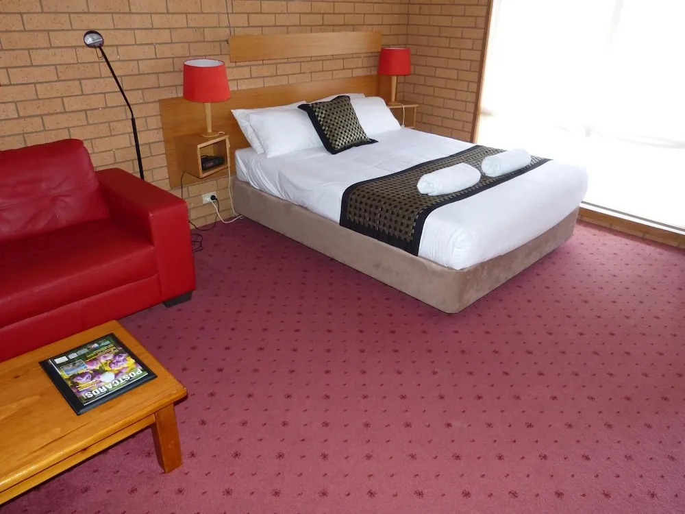 Blue Whale Motor Inn & Apartments
