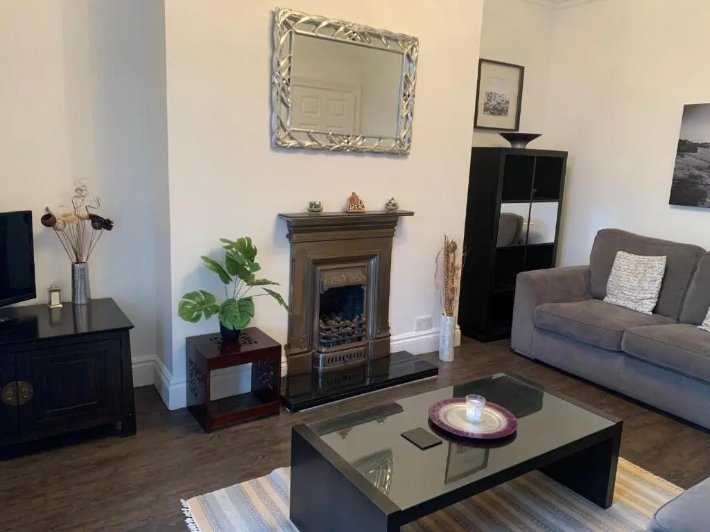 Blue Whale 2 Bedroomed 2nd Floor Appt with Sea Views, Beach & Wifi