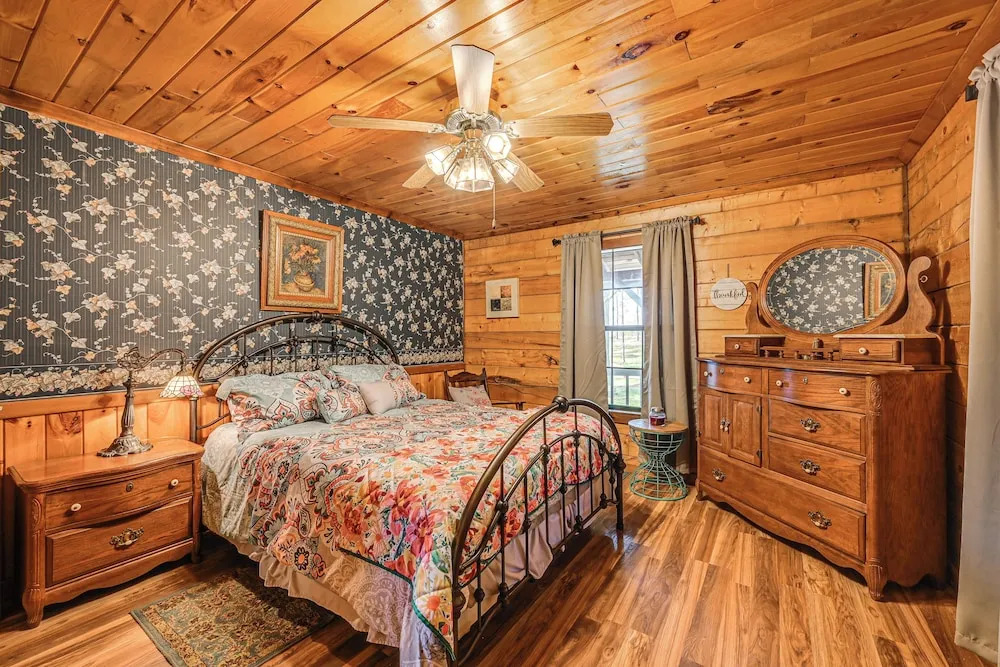 Broken Bow Cabin w/ Hot Tub & Fishing On-site!