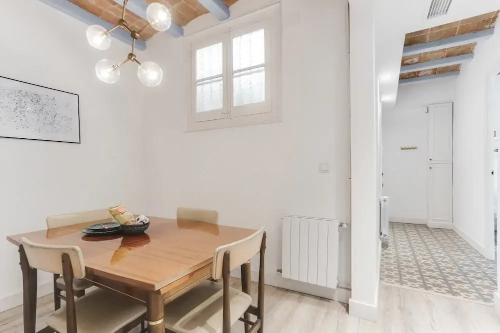 Bright 2 Bed Easily Connected to the Center