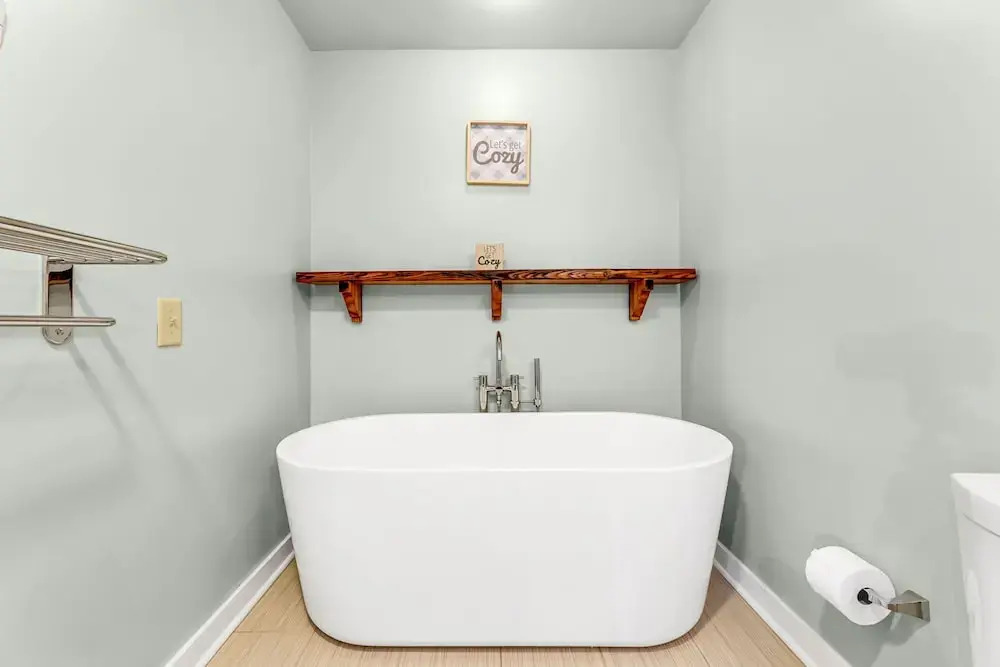 Elm St. Retro Retreat - Downtown Condo