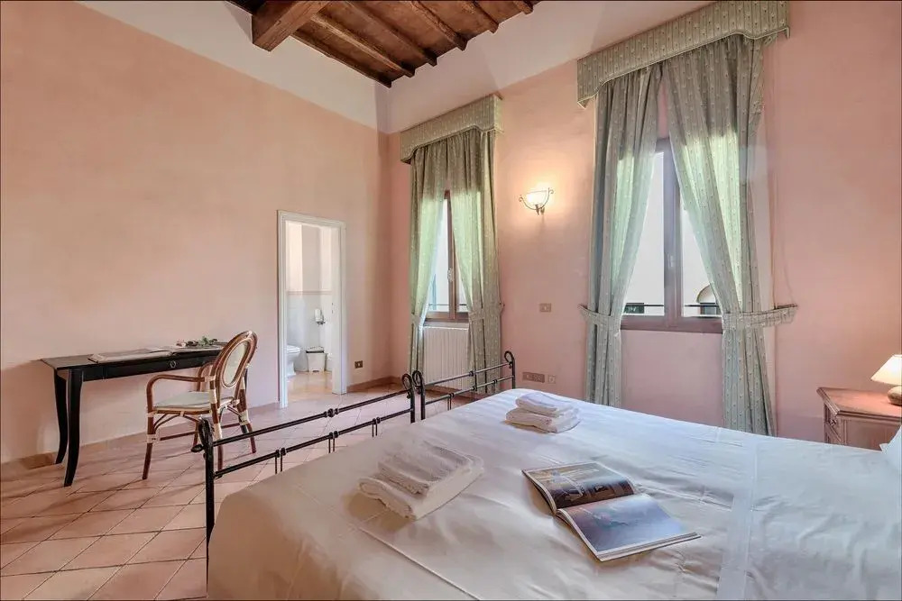Rosa- Apartment with Terrace in Piazza Strozzi, Duomo