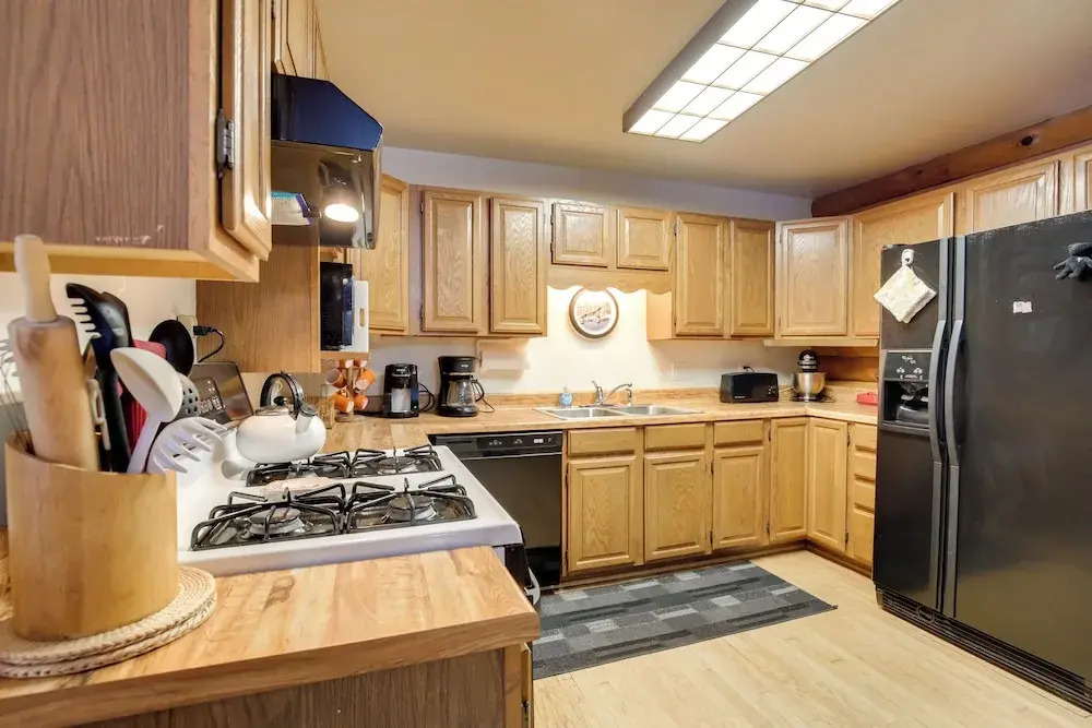Family Gem Near the Chain of Lakes in Eagle River!