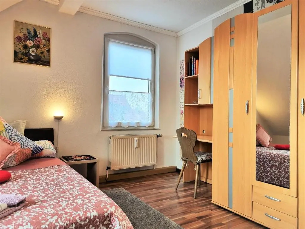 Apartment Bayreuth, 4 Zimmer Ferienwohnung im Haus mit Kunst, WLAN, Küche, Parkplatz