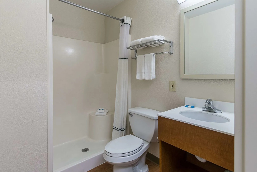 HomeTowne Studios by Red Roof Fresno - West
