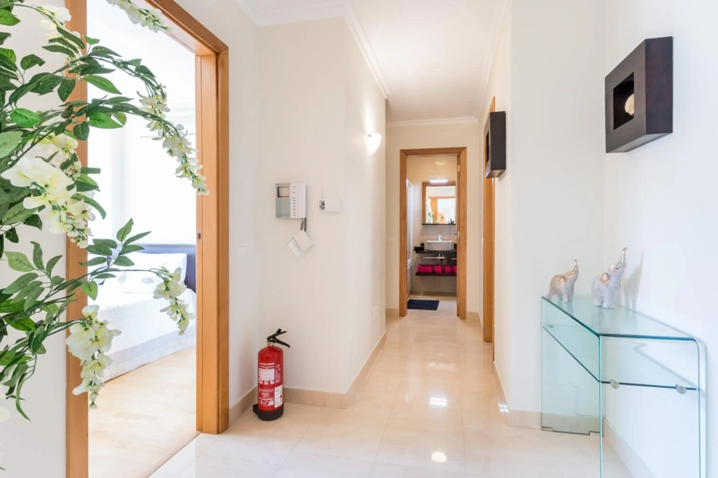2 bedroom Sea View apartment, private parking