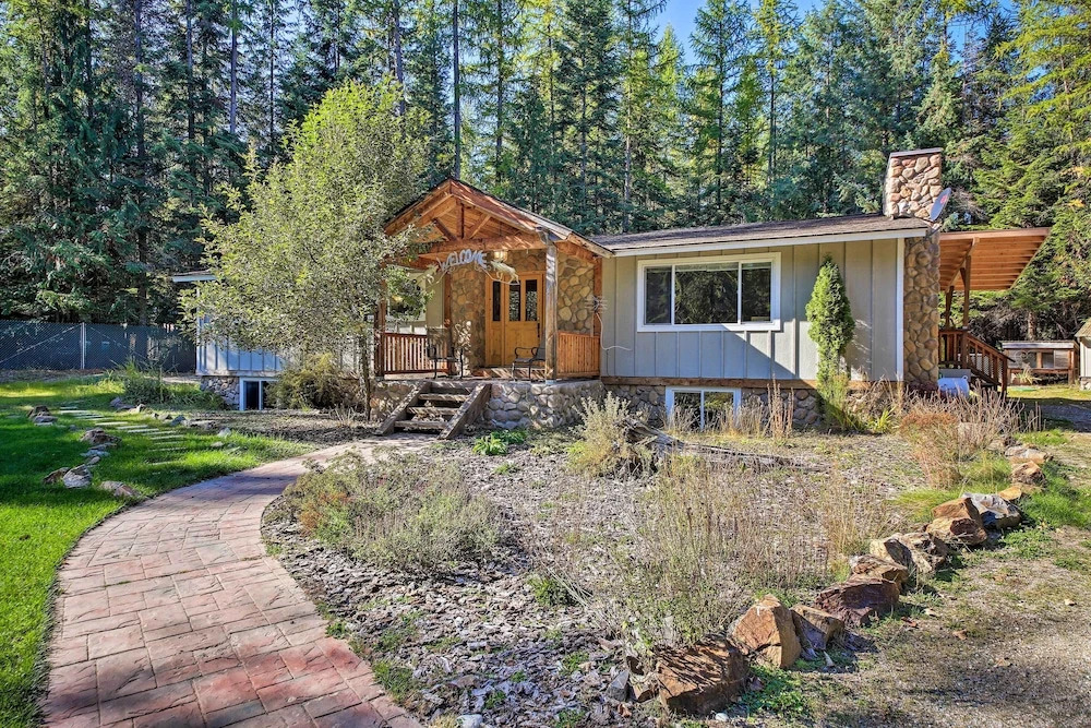 Quaint Priest Lake Cabin w/ Patio < 1 Mi to Lake!