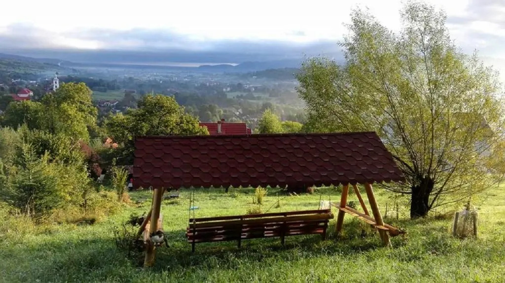 Casa De Sub Padure
